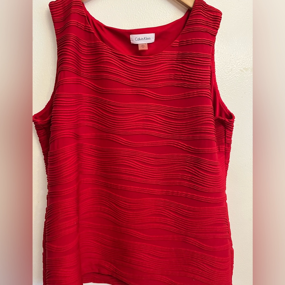 Calvin Klein Wavy red textured sleeveless top XL